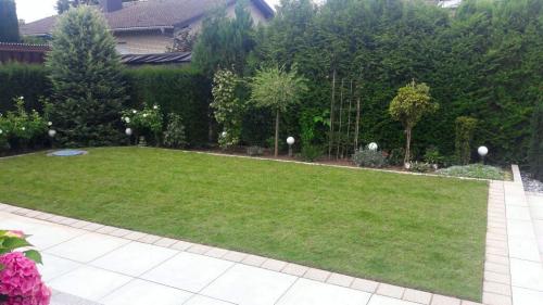 Gartenestaltung;-Terrasse,-Rasen-und-Beete-anlegen